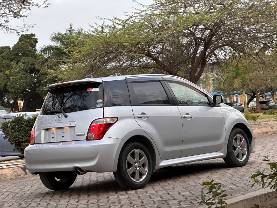 Toyota IST thumbnail 3